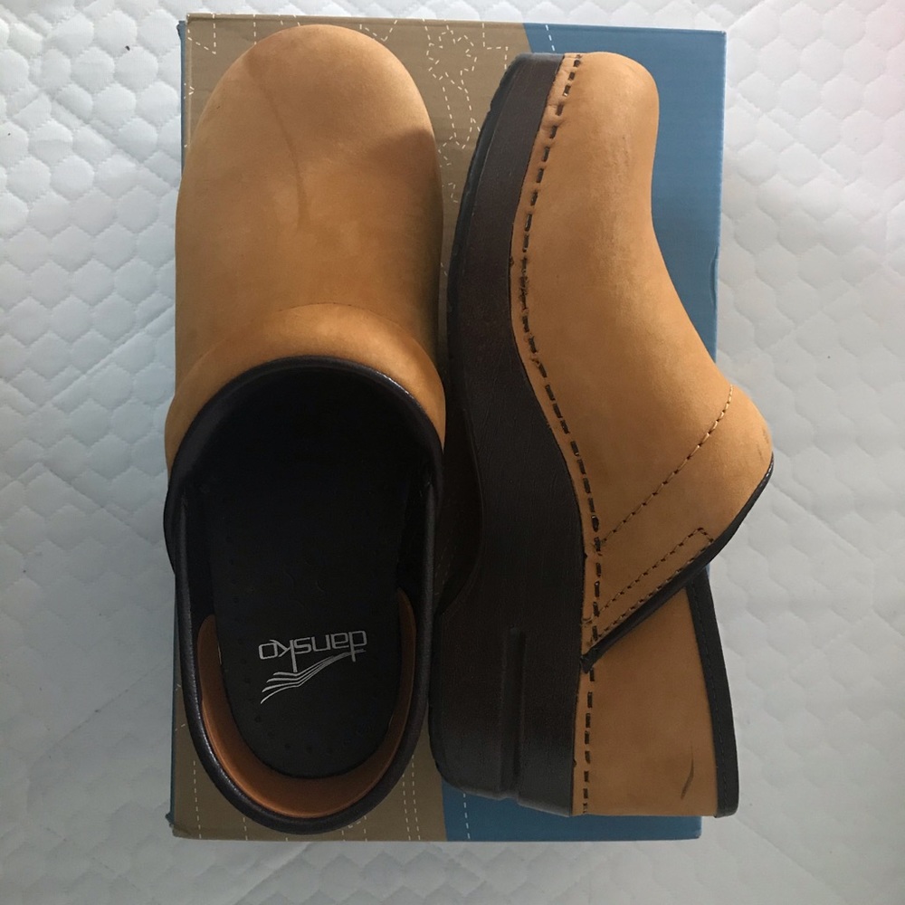 New Dansko Tan Clogs 36
